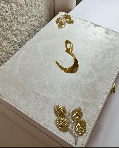 بوكس مخملي فاخر كبير شامل التنسيق بتصميم الخرز +سج...