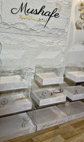 بوكسات مخملية بغطاء اكريليك بقفل فضي وبتنسيق الورد...