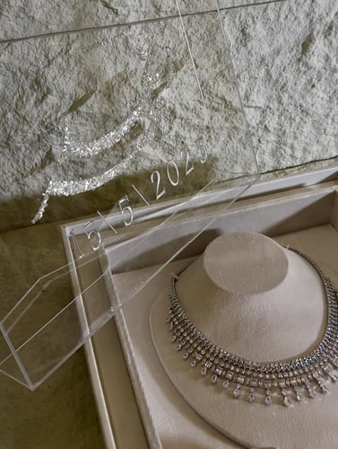 بوكس العقد بغطاء اكريلك شامل الأسماء بالتصميم الخر...