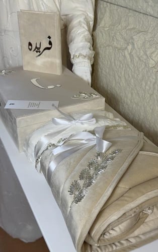 بوكس مخملي فاخر كبير شامل التنسيق بتصميم الخرز +سج...