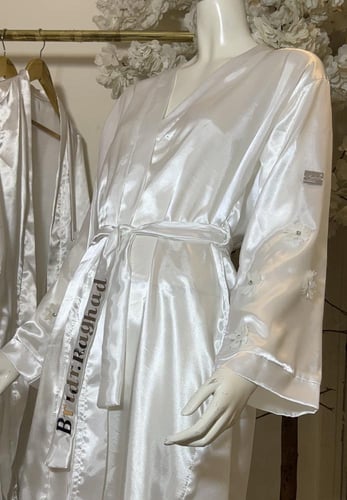 روب العروس شامل الاسم والورد