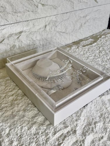 بوكس العقد بغطاء اكريلك شامل الأسماء بالتصميم الخر...