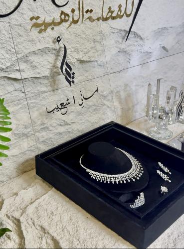 بوكس العقد المخملي +غطاء اكريلك شامل التنسيق ممكن...