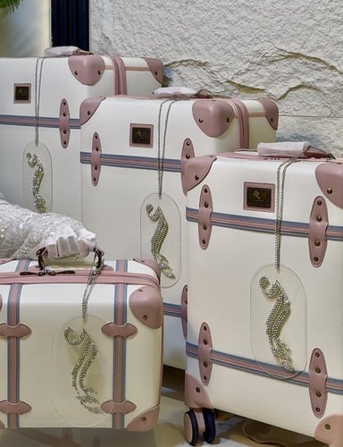 تعليقات اكريلك لشنط الدبش يتميز بتصميم بريق الكريس...