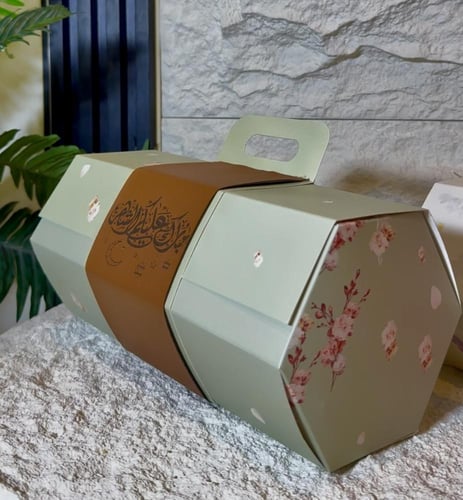 سلة بتنسيق الورد والجلد يشمل مصحف كفي شامل الاسم +...