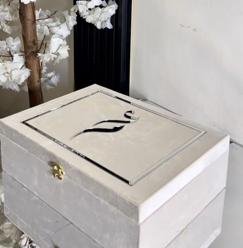 بوكس العروسين المخملي الفاخر يشمل مصحفين حجم المعت...