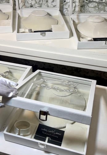 بوكس العقد الجلد والقزاز بتصميم الاكريلك