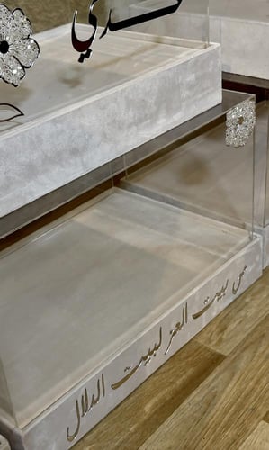 بوكسات مخملية بغطاء اكريليك بقفل فضي وبتنسيق الورد...