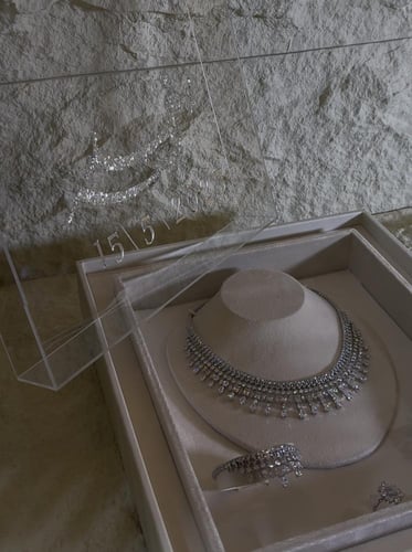 بوكس العقد بغطاء اكريلك شامل الأسماء بالتصميم الخر...