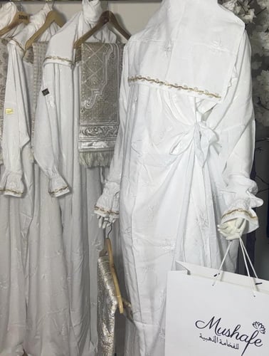 طقم شرشف صلاه فاخر بقماش قطن مطرز وبتصميم الخرز +س...