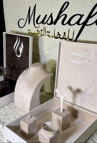 بوكس العقد معا ملحقاتها وشامل الأسماء والحروف