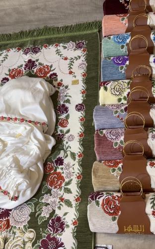 سجادة بتصميم الورد تركي +شرشف قطن الكويتي بتطريز و...