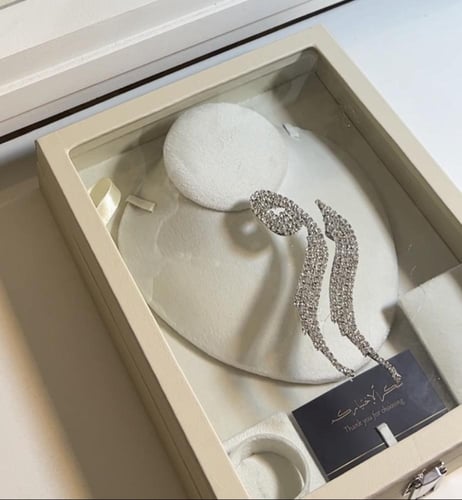 بوكس عقد جلد بغطاء قزاز بتصميم الاسم الكريستال الل...