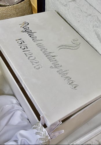 بوكس فستان العروس الفاخر المخملي الحجم الكبير