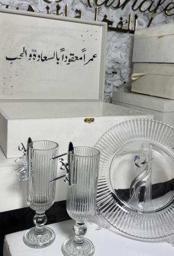 مجموعة الكيك تشمل بوكس مخملي بتنسق الأكريلك +صحن ب...