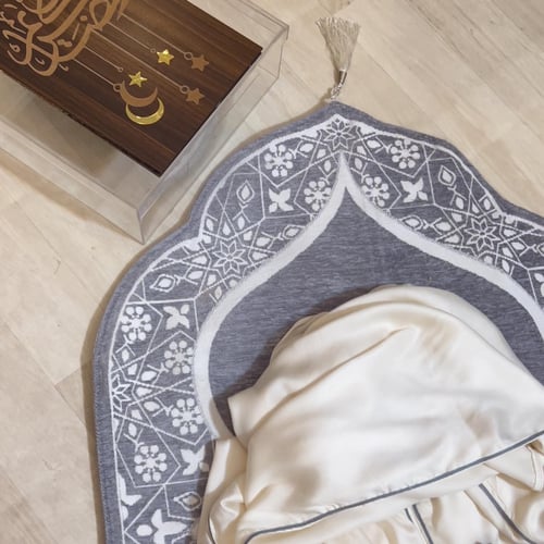 طقم سجاده مبطنه بتصميم المحراب مصحف معتاد 14 في 20...