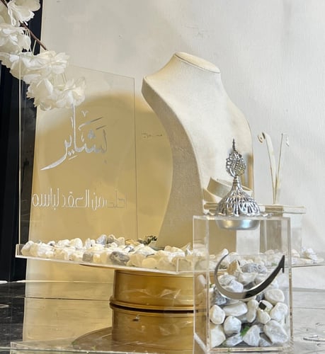 بوكس اكريلك شامل الوحه والاسم والعباره +مبخره اكري...