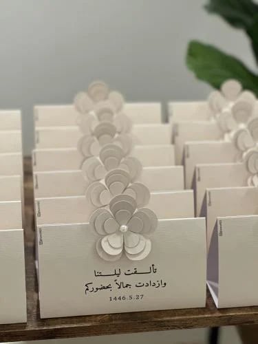 Table card with prominent flowers