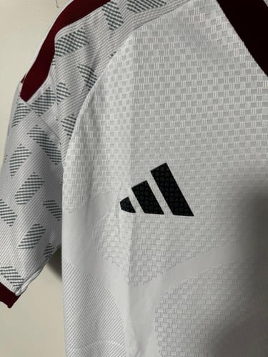 تيشيرت الإمارات الأساسي 2025/26