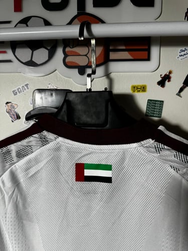 تيشيرت الإمارات الأساسي 2025/26