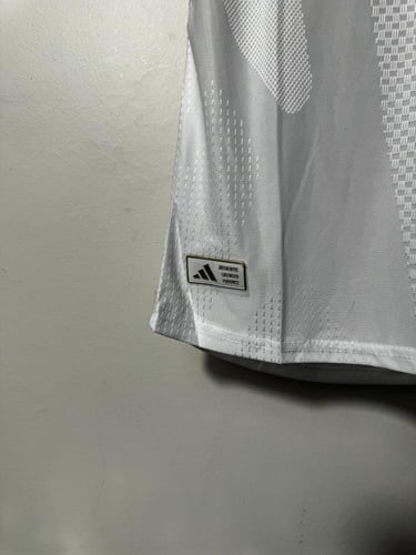 تيشيرت الإمارات الأساسي 2025/26