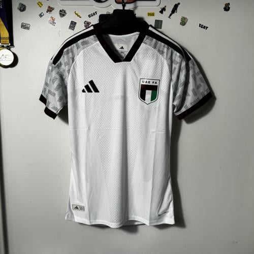 تيشيرت الإمارات الأساسي 2025/26