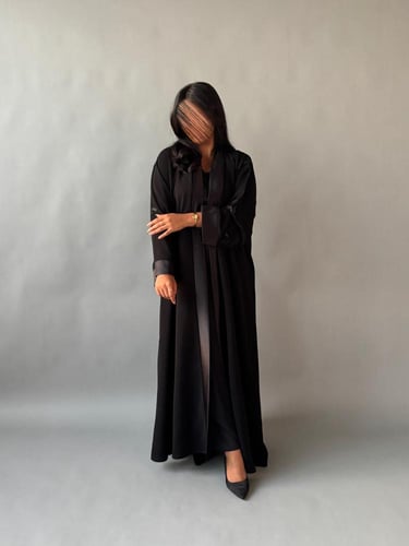 عباية سوداء مزينة بالشك و الحرير . 1209