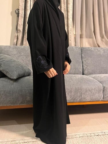 عباية بناتي مزينة بالتطريز في الكم. 1174