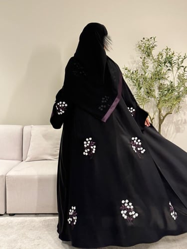 عباية سوداء ، مزينة بتطريز بالابيض و البنفسجي . 11...