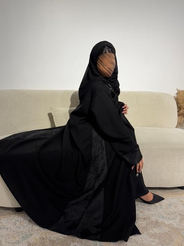 عباية سوداء مزينة بقماش مشجر مميز . 1187
