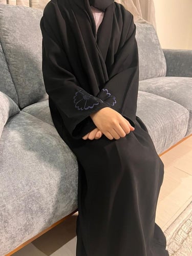 عباية بناتي مزينة بالتطريز في الكم. 1174