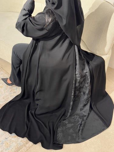 عباية سوداء مزينة بقماش مشجر مميز . 1181