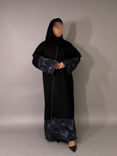 عباية سوداء مطرزة باللون الازرق . 1160