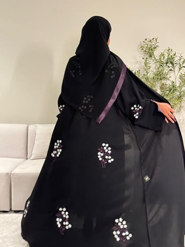 عباية سوداء ، مزينة بتطريز بالابيض و البنفسجي . 11...