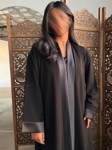 عباية سوداء مزينة بالشك و الحرير . 1209