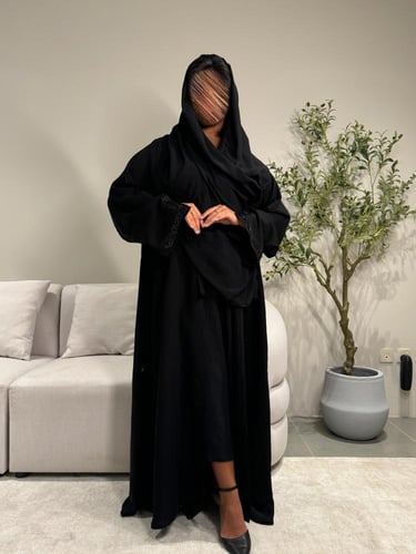 عباية سوداء مزينة في الاكمام بخرز اسود لماع . 1152