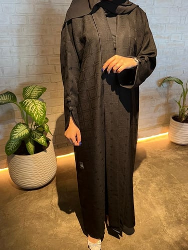 عباية بقماش مزخرف ، القصة : عادية