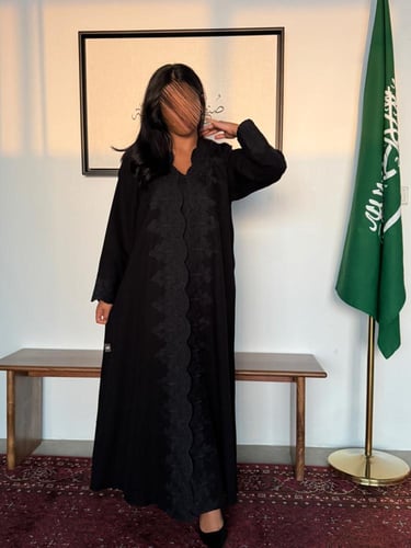 عباية مزينة بدانتيل اسود الاطراف. 1200