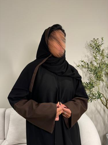 عباية سوداء ، بأكمام بنية . 1149