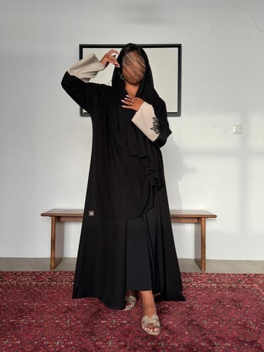 عباية مزينة بكم ابيض و شك مميز. 1189