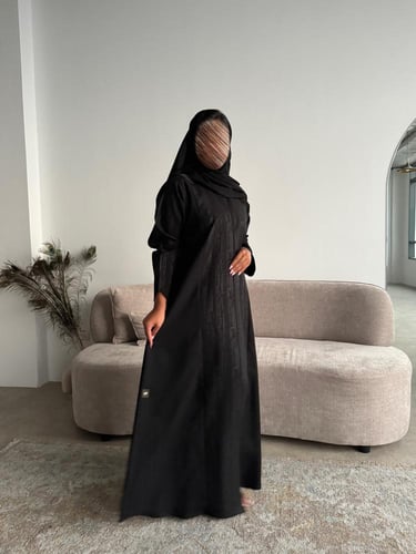 عباية سوداء مزينة بقماش مشجر . 1199