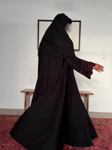 عباية مزينة بتطريز عنابي "موج " 1190