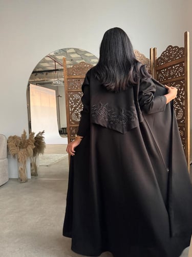 عباية مزينة بتطريز مميز في الخلف. 1204