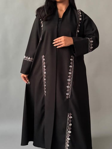 عباية مزينة بالتطريز. 1206