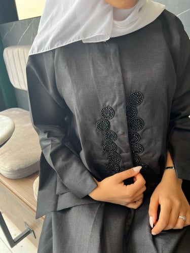 عباية مزينة بالشك ، قماش لماع اسود ، القصة لف