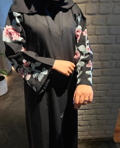 عباية مزينة بتطريز في الكم ، القصة نص كلوش