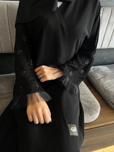 عباية مزينة بالشك ، قماش: نصف القمر ، القصة مستقيم...