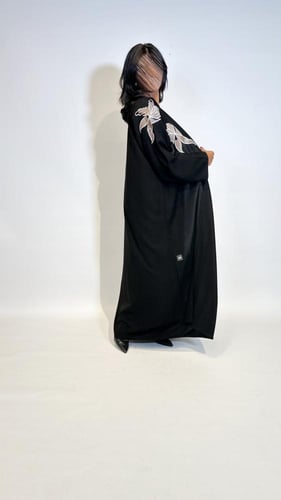 عباية مزينة بتطريز الورد في الاكتاف . 1135