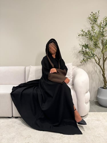 عباية سوداء ، بأكمام بنية . 1149