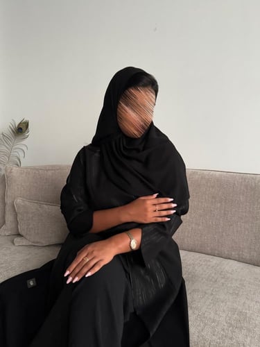 عباية سوداء مزينة بقماش مشجر . 1199